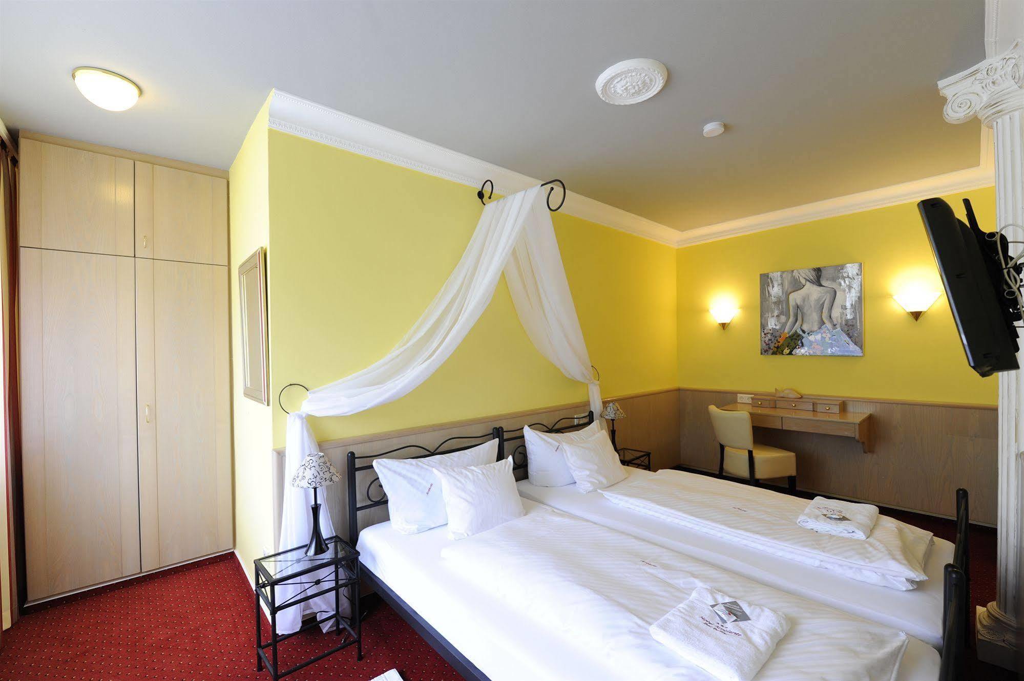 Hotel Ambiente บัดเบลลิงเงน ภายนอก รูปภาพ